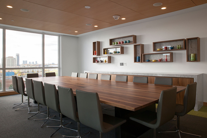 会议中心的会议室有一张长桌，周围都是椅子