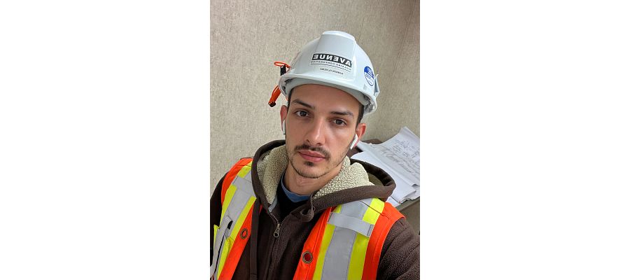 rannon oliveira in construction project gear and hat