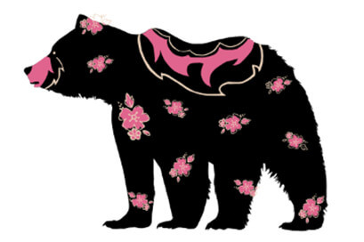 黑熊的剪影，它的皮毛上有装饰性的粉红色花朵