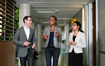 在商业班级的三个同学